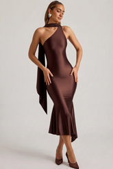 Vanessa Vestido midi asimétrico con detalle de bufanda en color marrón chocolate.