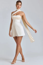 Anastasia Minivestido de satén drapeado con escote halter en color marfil.