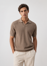 Polo de punto con estructura confeccionado en 100% algodón.