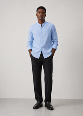 Camisa Monaco de cuello mao confeccionada en 100% lino.