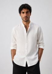 Camisa regular fit confeccionada en 100% lino.