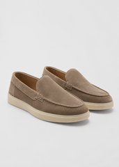 Zapato confeccionado en piel serraje de alta calidad.