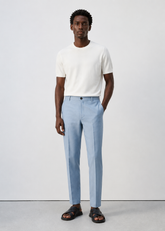 Pantalón slim fit confeccionado en 100% lino.