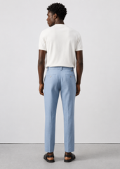 Pantalón slim fit confeccionado en 100% lino.