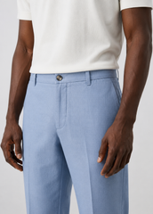 Pantalón slim fit confeccionado en 100% lino.