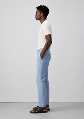 Pantalón slim fit confeccionado en 100% lino.