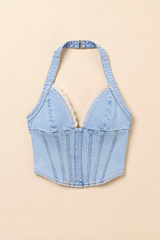 Top Rio estilo corsé en mezclilla clara con cuello halter.