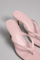 Sandalias de tacón tipo tanga en color rosa.