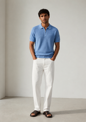 Polo de punto con textura estructurada, confeccionado en 100% algodón de alta calidad.
