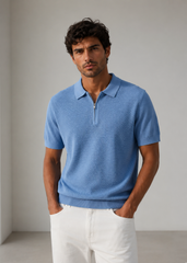 Polo de punto con textura estructurada, confeccionado en 100% algodón de alta calidad.