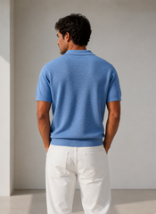 Polo de punto con textura estructurada, confeccionado en 100% algodón de alta calidad.