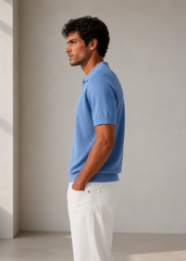 Polo de punto con textura estructurada, confeccionado en 100% algodón de alta calidad.