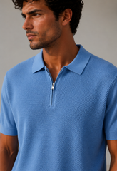 Polo de punto con textura estructurada, confeccionado en 100% algodón de alta calidad.