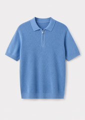 Polo de punto con textura estructurada, confeccionado en 100% algodón de alta calidad.