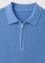 Polo de punto con textura estructurada, confeccionado en 100% algodón de alta calidad.