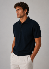 Polo de punto calado confeccionado en 100% algodón de alta calidad.
