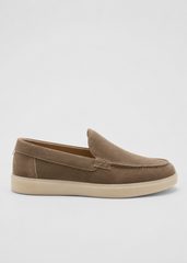 Zapato confeccionado en piel serraje de alta calidad.