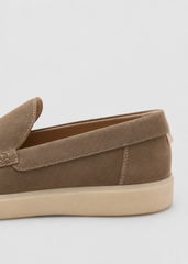 Zapato confeccionado en piel serraje de alta calidad.
