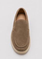 Zapato confeccionado en piel serraje de alta calidad.