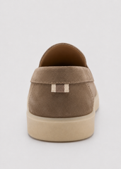Zapato confeccionado en piel serraje de alta calidad.