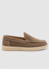 Zapato confeccionado en piel serraje de alta calidad.