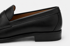 Mocasín de piel con detalle antifaz.