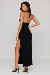 Vestido largo de modal con escote halter y abertura en el muslo en color negro.