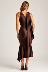Vanessa Vestido midi asimétrico con detalle de bufanda en color marrón chocolate.