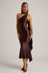 Vanessa Vestido midi asimétrico con detalle de bufanda en color marrón chocolate.