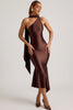 Shaya Vestido midi asimétrico con detalle de bufanda en color marrón chocolate.