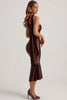 Vanessa Vestido midi asimétrico con detalle de bufanda en color marrón chocolate.