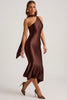Vanessa Vestido midi asimétrico con detalle de bufanda en color marrón chocolate.