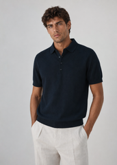 Polo de punto calado confeccionado en 100% algodón de alta calidad.