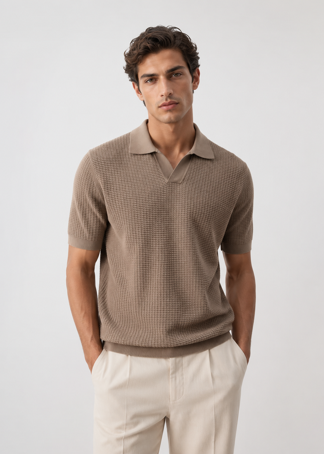 Polo de punto con estructura confeccionado en 100% algodón.