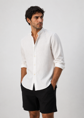Camisa regular fit confeccionada en 100% lino.