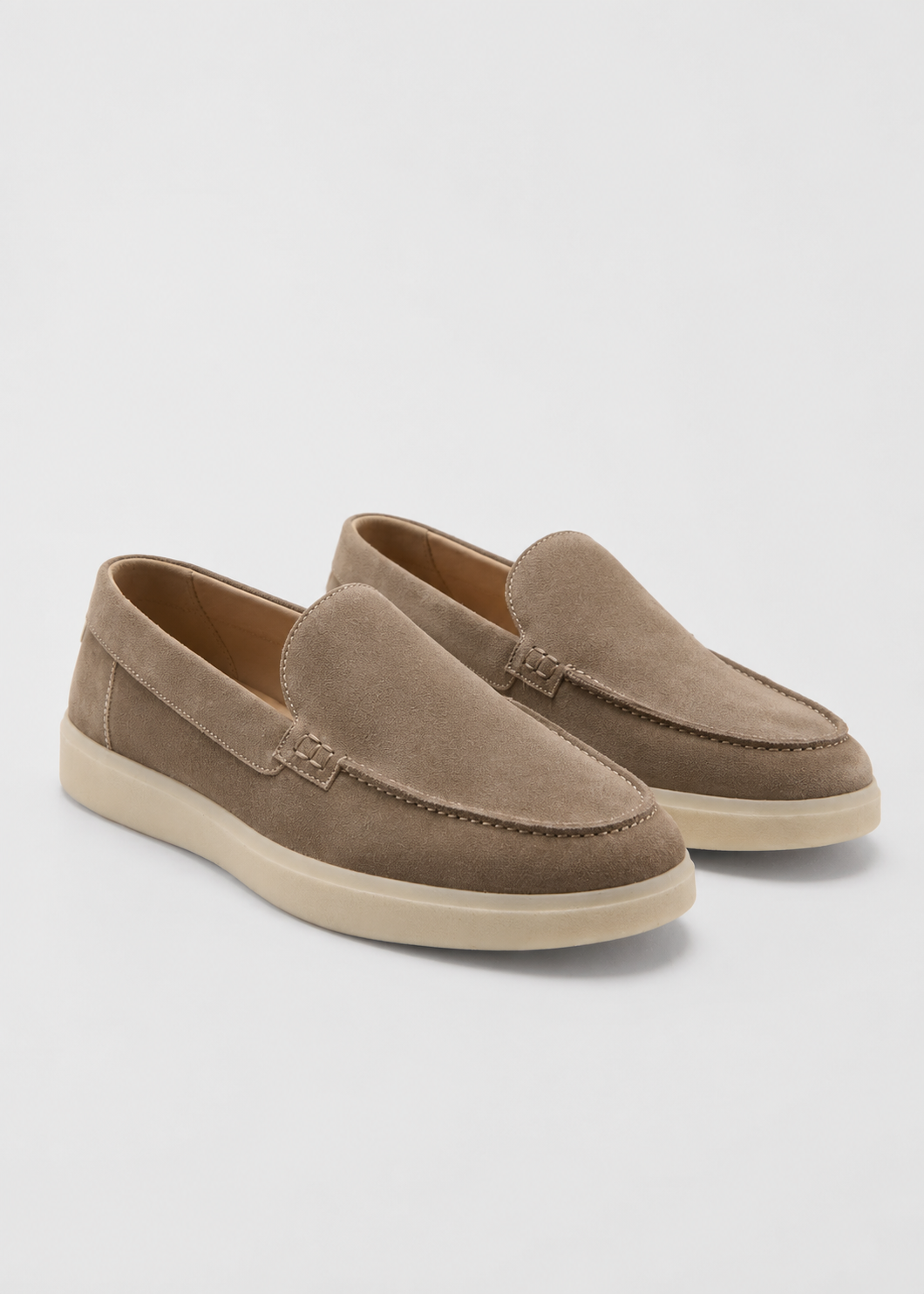 Zapato confeccionado en piel serraje de alta calidad.