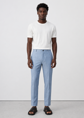 Pantalón slim fit confeccionado en 100% lino.