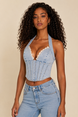 Top Rio estilo corsé en mezclilla clara con cuello halter.