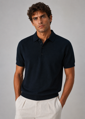 Polo de punto calado confeccionado en 100% algodón de alta calidad.