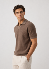 Polo de punto con estructura confeccionado en 100% algodón.