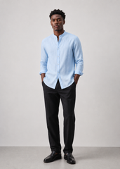 Camisa Monaco de cuello mao confeccionada en 100% lino.