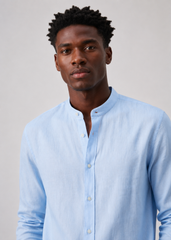 Camisa Monaco de cuello mao confeccionada en 100% lino.