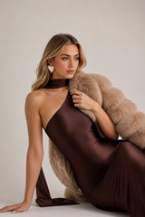 Vanessa Vestido midi asimétrico con detalle de bufanda en color marrón chocolate.