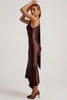 Shaya Vestido midi asimétrico con detalle de bufanda en color marrón chocolate.